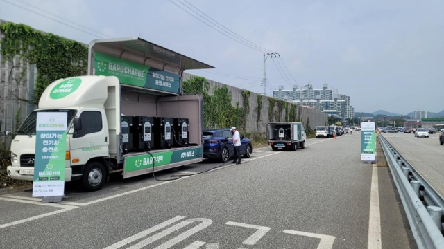 2023년 추석 연휴 간 경부고속도로 옥산휴게소에 설치된 이동형 전기차 충전소의 모습. 사진 제공=기후에너지환경부