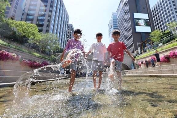 지난 여름 20년 만에 개방된 청계천 상류 구간에서 물놀이를 즐기는 어린이들. 사진 동아일보