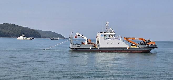 1일 당진 대난지도 인근 해역에서 충남도와 경기도가 함께 해양 침적쓰레기 공동 수거 활동을 실시했다. ⓒ충남도 제공