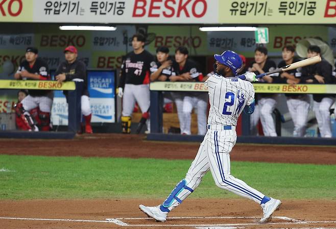 삼성 르윈 디아즈가 30일 대구 KIA전 1회 시즌 50호 홈런을 때리고 있다. 연합뉴스