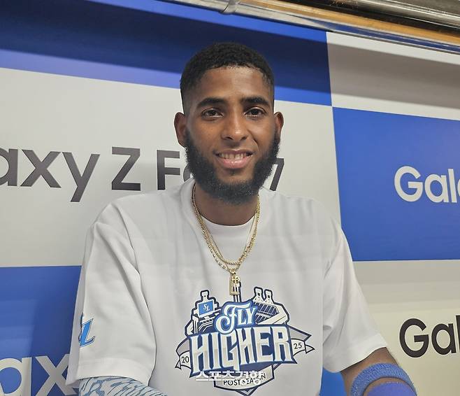 삼성 르윈 디아즈가 30일 대구 KIA전에서 50호 홈런으로 팀을 승리로 이끈 뒤 오승환 은퇴 기념 티셔츠를 입고 취재진과 인터뷰하고 있다.