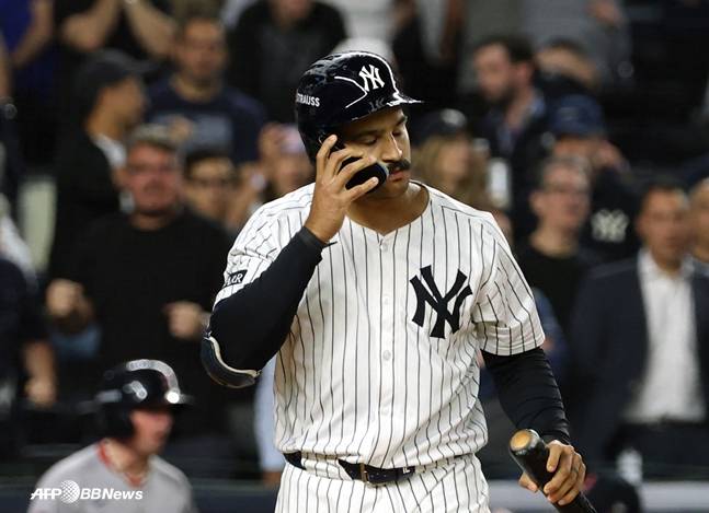9회 2사 만루에서 삼진으로 물러난 뒤 아쉬워하는 그리샴. /AFPBBNews=뉴스1