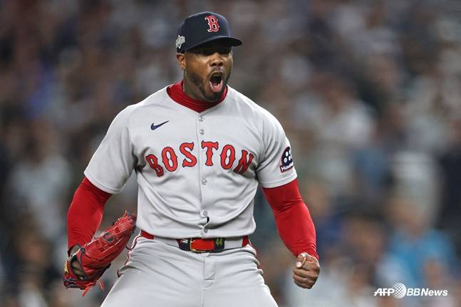 무사 만루 위기에서 무실점으로 잘 막은 뒤 포효하는 채프먼. /AFPBBNews=뉴스1