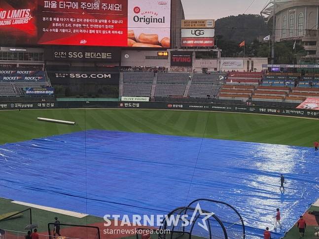 1일 SSG와 한화가 격돌한 인천 SSG랜더스필드가 오후 5시경 방수포가 뒤덮여 있다. /사진=안호근 기자