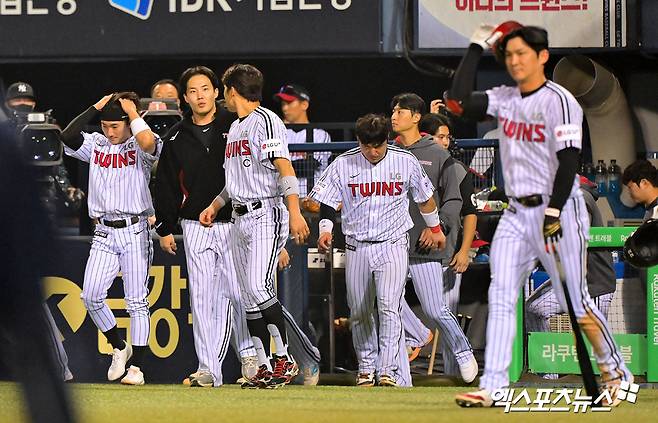 30일 오후 서울 송파구 잠실야구장에서 열린 '2025 신한 SOL Bank KBO리그' 두산 베어스와 LG 트윈스의 경기, 두산이 LG에 6:0으로 승리했다. 경기종료 후 LG 선수단이 그라운드로 나오고 있다. 엑스포츠뉴스 잠실, 김한준 기자