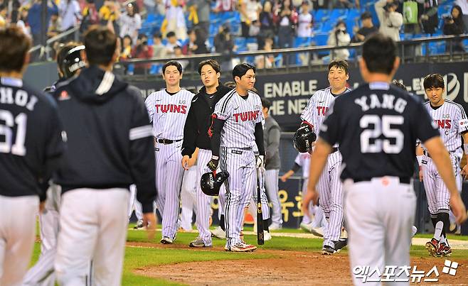 30일 오후 서울 송파구 잠실야구장에서 열린 '2025 신한 SOL Bank KBO리그' 두산 베어스와 LG 트윈스의 경기, 두산이 LG에 6:0으로 승리했다. 경기종료 후 LG 선수단이 두산 선수단에게 인사를 하고 있다. 엑스포츠뉴스 잠실, 김한준 기자
