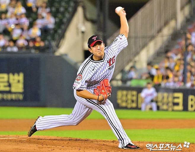 1일 오후 서울 송파구 잠실야구장에서 열린 '2025 신한 SOL Bank KBO리그' NC 다이노스와 LG 트윈스의 경기, 5회초 LG 손주영이 공을 힘차게 던지고 있다. 엑스포츠뉴스 잠실, 김한준 기자