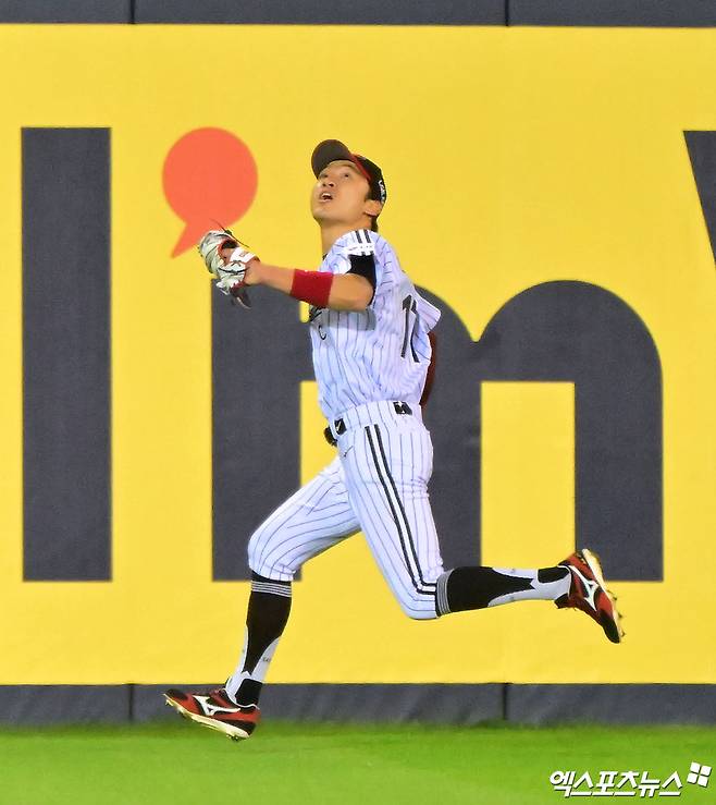 1일 오후 서울 송파구 잠실야구장에서 열린 '2025 신한 SOL Bank KBO리그' NC 다이노스와 LG 트윈스의 경기, 6회초 2사 만루 LG 박해민이 NC 권희동의 타구를 쫓아가고 있다. 엑스포츠뉴스 잠실, 김한준 기자