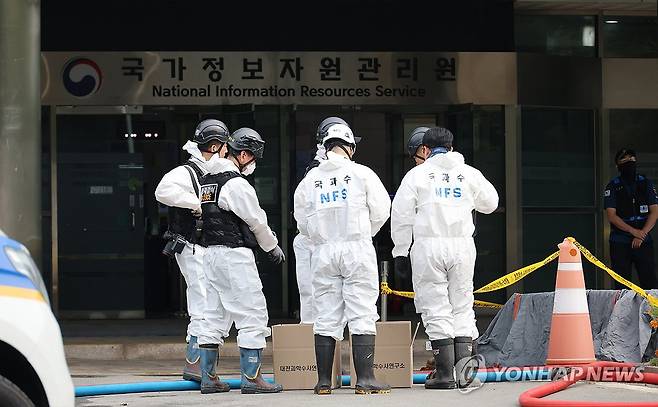 국정자원 화재 4일차 현장감식 (대전=연합뉴스) 이주형 기자 = 30일 오전 대전 유성구 국가정보자원관리원(국정자원) 화재 현장에서 감식 관계자들이 4일차 현장 감식을 준비하고 있다.
앞서 지난 26일 정부 전산시스템이 있는 국정자원에서 리튬이온배터리 화재가 발생해 정부 전산 서비스가 대규모로 마비된 바 있다. 2025.9.30 coolee@yna.co.kr