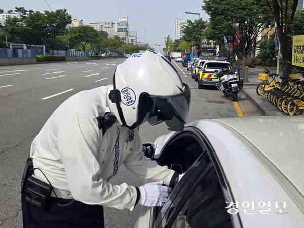 2일 오전 10시께 수원시청역 사거리에서 반칙운전을 한 차량을 적발한 경찰의 모습. 2025.10.2 /고건기자 gogosing@kyeongin.com