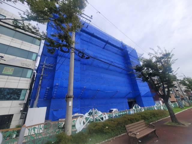 오랜 기간 원도심 흉물로 지적 받아 온 리버사이드 빌딩이 호텔 조성을 앞두고 차단막을 설치했다. 김현우 기자