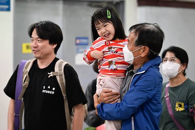 추석 연휴를 하루 앞둔 2일 오후 2시쯤 동대구역에 가족을 마중나온 할아버지가 승합장에서 가족을 반기고 있다. 이윤호 기자 yoonhohi@yeongnam.com