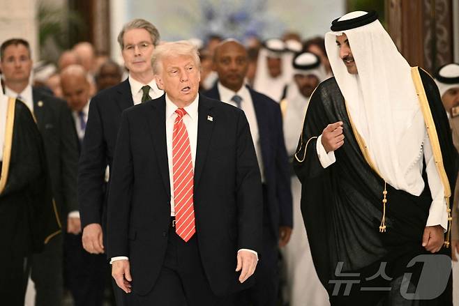 도널드 트럼프 미국 대통령이 지난 5월 14일(현지시간) 도하 루사일 궁전에서 열린 국빈 만찬에 셰이크 타밈 빈 하마드 알사니 카타르 국왕과 참석한 뒤 떠나고 있다. 2025.05.15 ⓒ AFP=뉴스1 ⓒ News1 우동명 기자