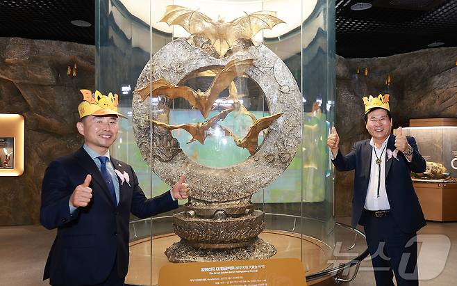 이상익 전남 함평군수(오른쪽)가 25일 제27회 함평나비대축제 개최를 맞아 황금박쥐 캐릭터인 ‘황박이’모자를 쓰고 방문하고 있다.(함평군 제공. 재배포 및 DB 금지)