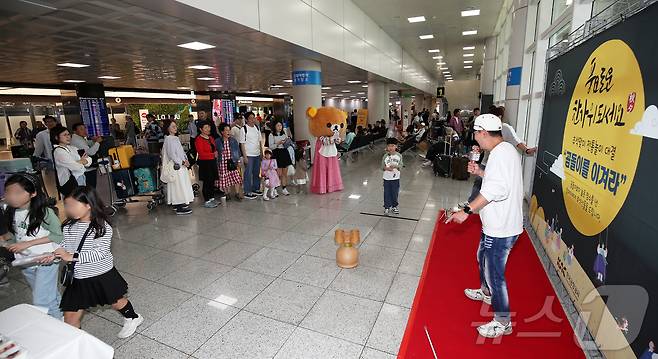 황금연휴를 하루 앞둔 2일 오전 제주국제공항이 귀성객과 관광객들로 북적이고 있다. ⓒ News1 오미란 기자
