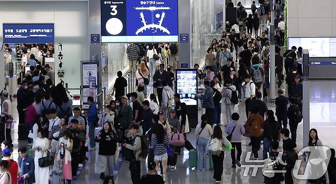 추석 연휴를 하루 앞둔 2일 오전 인천국제공항 제1여객터미널이 여행객들로 북적이고 있다. 2025.10.2/뉴스1 ⓒ News1 김성진 기자