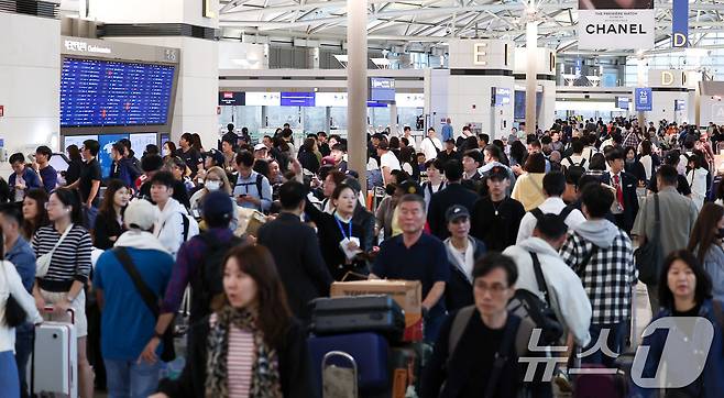 추석 연휴를 하루 앞둔 2일 오전 인천국제공항 제1여객터미널이 여행객들로 북적이고 있다. 2025.10.2/뉴스1 ⓒ News1 김성진 기자