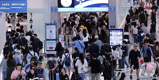추석 황금연휴를 앞둔 1일 인천국제공항 1터미널이 여행객들로 북적이고 있다. 2025.10.1/뉴스1 ⓒ News1 박지혜 기자