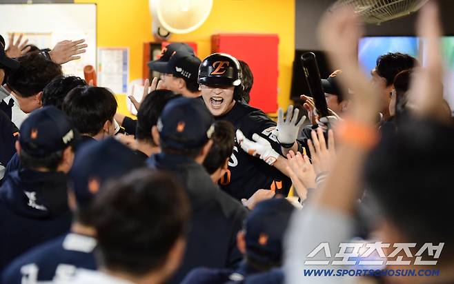 1일 인천 SSG랜더스필드에서 열린 KBO리그 SSG와 한화의 경기. 7회 역전 투런홈런을 날린 한화 이진영. 인천=송정헌 기자songs@sportschosun.com/2025.10.01/