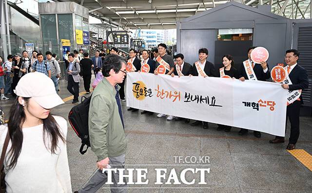 이준석 개혁신당 대표와 당원들이 추석 연휴를 하루 앞둔 2일 오전 서울 용산구 서울역을 찾아 귀성인사를 하고 있다. /박헌우 기자