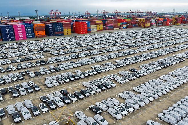 9월 8일 중국 동부 장쑤성 난징의 화물 부두에 수출될 차들이 선적을 기다리고 있다. 중국 자동차 시장이 8월에도 꾸준한 성장세를 이어가며 생산과 판매 모두 두 자릿수 증가율을 기록했다고 중국자동차공업협회(CAAM)가 밝혔다.CAAM에 따르면 1월부터 8월까지 자동차 총 판매량은 약 2,113만 대로 전년 동기 대비 12.6% 증가했으며, 판매 증가율은 1~7월 대비 0.6%포인트 가속화됐다./신화 연합뉴스