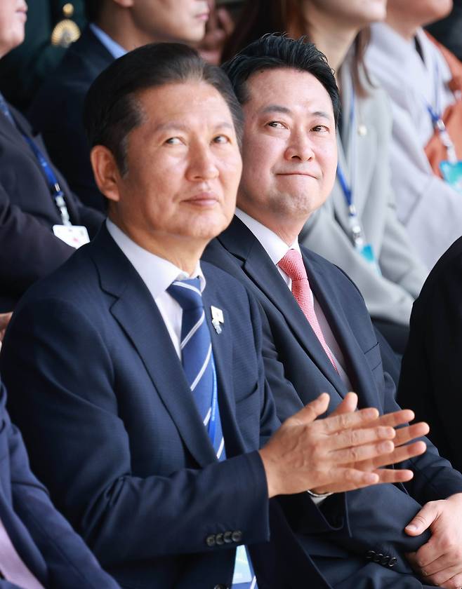 정청래 더불어민주당 대표와 장동혁 국민의힘 대표가 1일 충남 계룡대에서 열린 건군 77주년 국군의 날 기념식에서 편대비행을 바라보고 있다./뉴시스