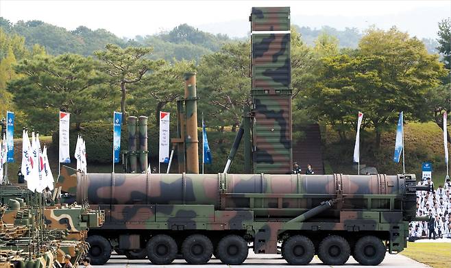 제77주년 국군의날(1일)을 앞두고 지난달 29일 충남 계룡대 대연병장에 고위력 탄도미사일 ‘현무-5’가 전시돼 있다. /신현종 기자