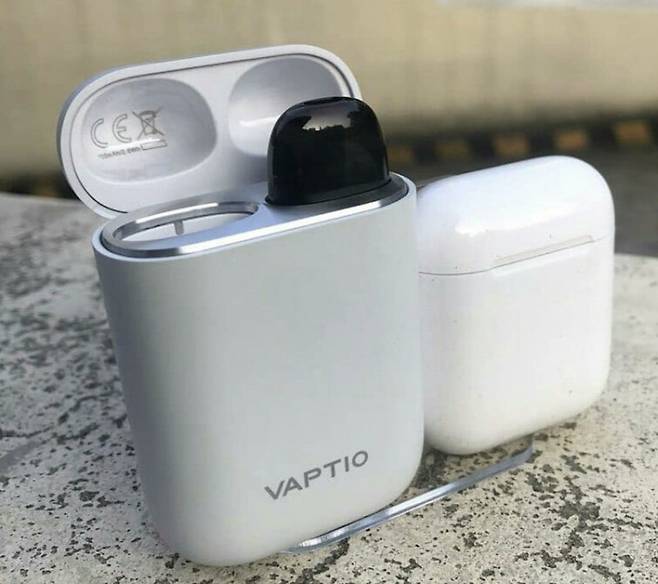 무선 이어폰 케이스처럼 생긴 외관을 열면 안에 전자담배가 들어있다./네이버블로그