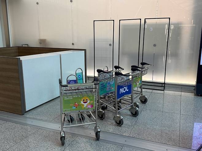 2일 인천 중구 인천국제공항 1터미널 내 출국장 근처에 카트가 널브러져있다. /이호준 기자