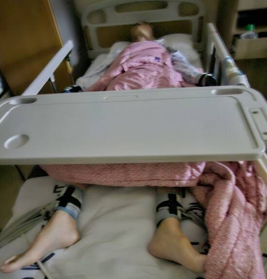 부천 이룸병원에 입원한 환자의 양손과 양발이 억제대에 묶여있다. 제보자 제공