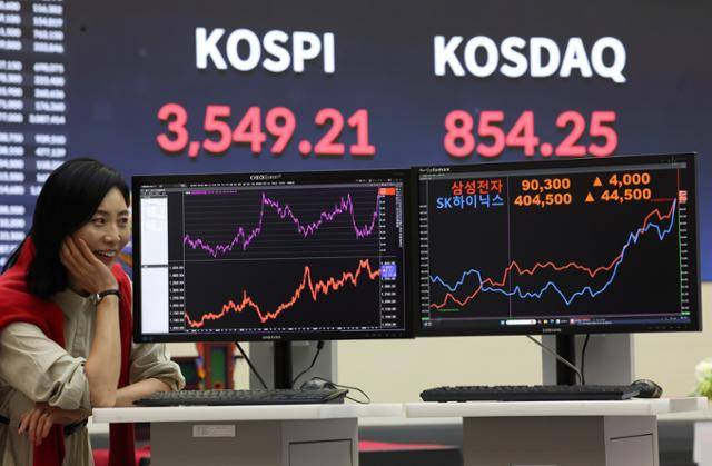 한국 증시가 사상 첫 3500선을 돌파한 2일 오후 서울 영등포구 한국거래소 서울사무소 홍보관에 장중 9만원을 터치한 삼성전자와 장중 40만원을 넘은 SK하이닉스의 장중 최고치가 표시되고 있다. 뉴시스