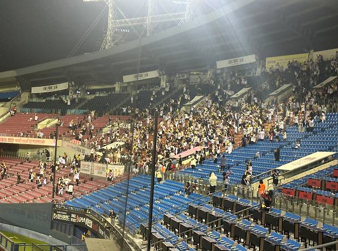 10월 1일 밤 10시 56분, 한화의 패배로 LG의 우승이 확정되자 남아있던 1루측 홈팬들이 기뻐하고 있다. 잠실=이형석 기자