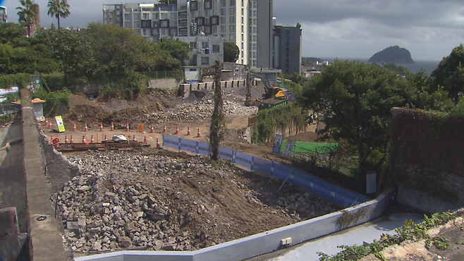 철거 중단된 서귀포관광극장