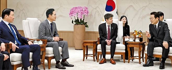 < 李대통령, 올트먼 접견…이재용·최태원도 참석 > 이재명 대통령이 1일 용산 대통령실에서 샘 올트먼 오픈AI 최고경영자(CEO·왼쪽 세 번째), 이재용 삼성전자 회장(두 번째), 최태원 SK그룹 회장과 만나 대화하고 있다. 이 대통령은 “한국이 세계에서 가장 모범적인 인공지능(AI) 테스트베드가 될 것”이라며 “AI 고속도로 확충에 속도를 내겠다”고 말했다. /김범준 기자
