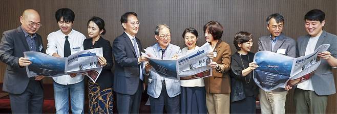 한국경제신문 독자위원회 3차 회의가 지난달 30일 서울 중림동 한경 본사 17층 영상회의실에서 열렸다. 왼쪽부터 박종민 경희대 미디어학과 교수, 김선규 고려대 미디어학부 3학년 학생, 김우경 SK이노베이션 PR실장, 이창재 김·장 법률사무소 변호사, 박병원 한경 독자위원회 위원장, 곽주영 연세대 경영대학 교수, 박현주 신한금융그룹 소비자보호부문 그룹장, 장혜진 오리온 홍보팀 상무, 김도영 서강대 경제학부 교수, 조성우 의식주컴퍼니 대표. /임형택 기자