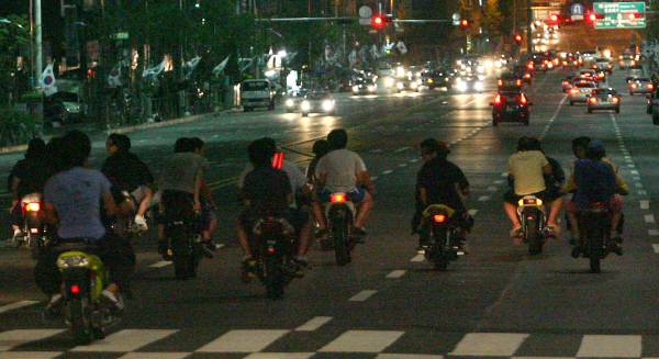 청소년 등이 오토바이를 타고 서울 시내 도로를 달리는 모습. 사진은 기사와 관련 없음. 연합뉴스