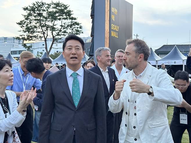 개막식에 앞서 전시를 보고 있는 오세훈 서울시장과 토마스 헤더윅 총감독/ 사진=권효정 여행+기자