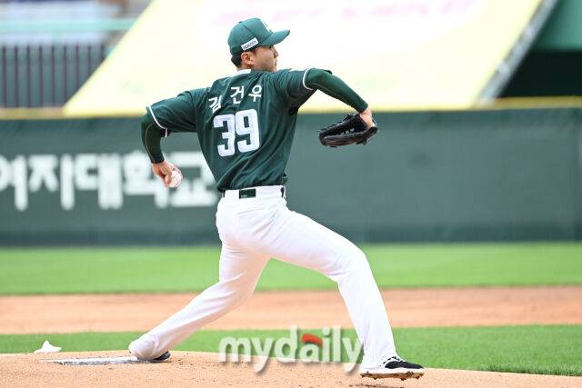 24일 인천 SSG랜더스필드에서 열린 '2025 신한 SOL BANK KBO리그' LG 트윈스와 SSG랜더스 경기. SSG 선발 김건우가 힘차게 투구하고 있다./마이데일리