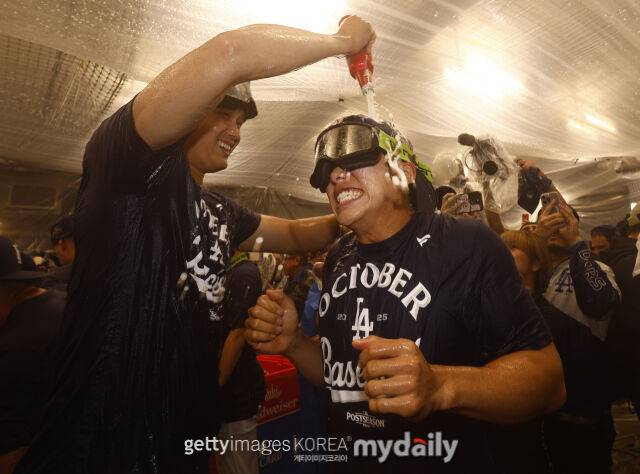 오타니 쇼헤이(왼쪽)와 야마모토가 NLDS 진출을 확정한 후 가진 파티에서 승리의 기쁨을 만끽하고 있다. /게티이미지코리아