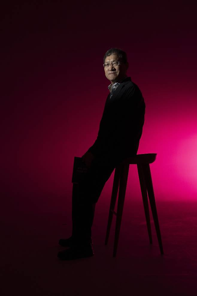 ‘부자은행 가난한 사회’ 의 저자 임수강 박사가 24일 서울 용산구 헤럴드스퀘어 스튜디오에서 본지와 인터뷰를 하고 있다. 박해묵 기자