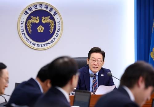 이재명 대통령, 수석보좌관회의 주재 이재명 대통령, 수석보좌관회의 주재 (서울=연합뉴스) 김도훈 기자 = 이재명 대통령이 2일 용산 대통령실에서 열린 수석보좌관회의를 주재하고 있다. 2025.10.2 superdoo82@yna.co.kr (끝) <저작권자(c) 연합뉴스, 무단 전재-재배포, AI 학습 및 활용 금지>