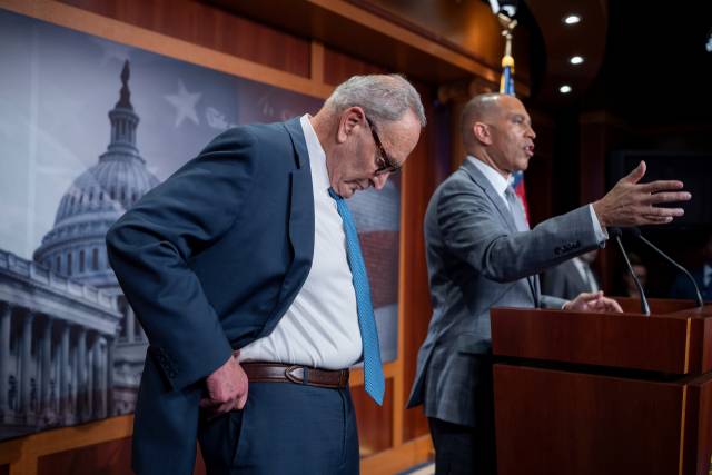 지난 29일(현지 시간) 워싱턴DC 연방의회에서 민주당의 하킴 제프리스(뉴욕·오른쪽) 하원 원내대표가 취재진과 질의응답을 나누는 동안 척 슈머(뉴욕) 상원 원내대표가 고개를 숙이고 있다. AP연합뉴스