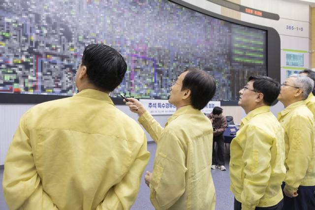 김성환 기후에너지환경부 장관이 2일 경기 의왕시 한국전력거래소 경인지사를 방문해 추석 연휴 기간 특수 경부하기 계통 안정화 대응 체계를 점검하고 있다. 사진 제공=기후부