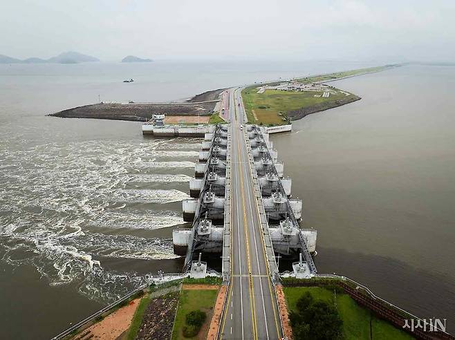 9월9일 오전 새만금 방조제 가력도 배수갑문이 수문을 열어 해수를 유통시키고 있다. ⓒ시사IN 이명익