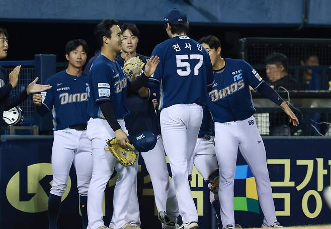 NC 전사민이 1일 잠실 LG전에서 이닝을 마무리한 뒤 덕아웃으로 들어가며 동료들로부터 격려를 받고 있다. 전사민은 3이닝 무실점 완벽투로 팀의 7-3 승리를 이끌었다. 잠실|뉴시스