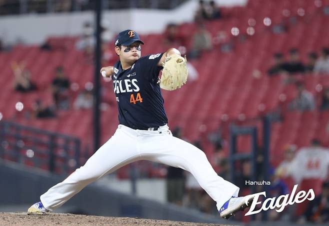 한화 김서현은 1일 인천 SSG와 원정경기에서 9회말 구원등판해 0.2이닝 4실점으로 블론세이브를 기록해 패전투수가 됐다. 팀도 선두 경쟁에서 밀리며 리그 2위를 확정하며 쓰라린 경험을 맛봤다. 사진제공|한화 이글스