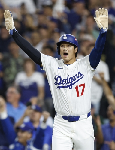 LA 다저스 오타니 쇼헤이가 2일 신시내티와의 와일드카드 시리즈 2차전 6회말에 적시타를 친 뒤 베이스에서 환호하고 있다. AFP연합뉴스