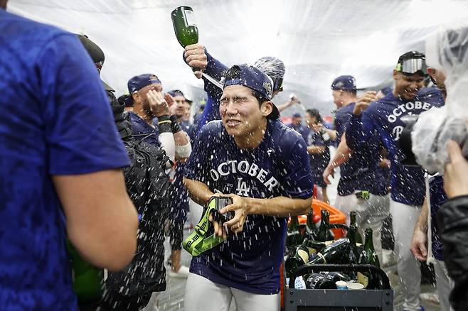 LA 다저스 김혜성이 2일 내셔널리그 디비전시리즈 진출을 확정한 뒤 라커룸에서 동료들에게 샴페인 세례를 받고 있다. EPA연합뉴스