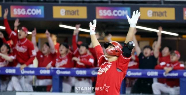 이율예가 홈런을 직감하고 두 팔을 들어 포효하고 있다. /사진=강영조 선임기자
