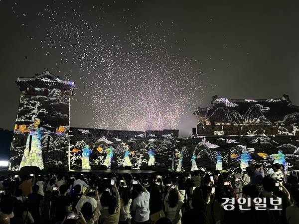 오는 12일까지 펼쳐지는 화성행궁 미디어아트. 2025.10.2 /신지영 기자 sjy@kyeongin.com